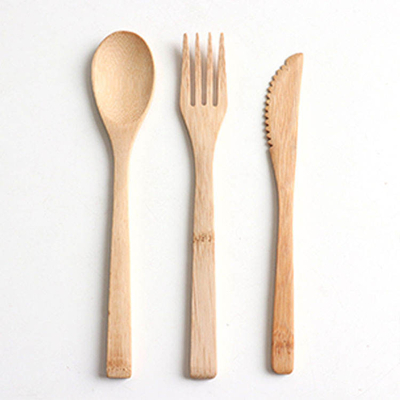 La forcella di legno di viaggio portatile naturale di logo dell'OEM dà la coltelleria a cucchiaiate di legno di bambù delle posate dei coltelli messa per la cucina