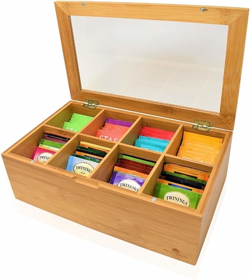 Organizzatore di bambù del tè della dispensa con la chiara cima della finestra