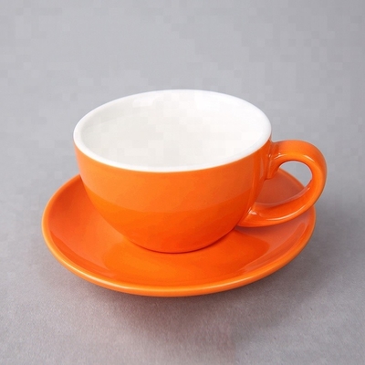 Le tazze ceramiche del caffè espresso delle terraglie delle terrecotte con le tazze di Coffe del piattino aggrediscono