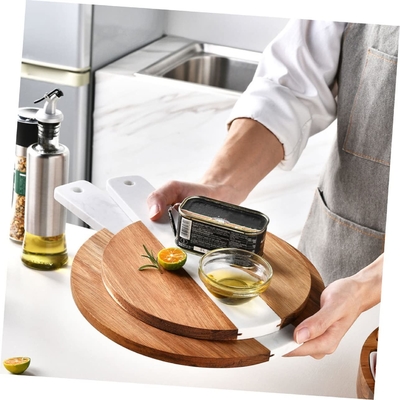 Tagliere d'impionbatura di legno del tagliere della cucina dell'acacia rotonda del marmo con la maniglia